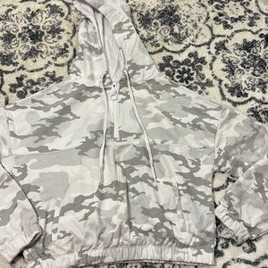 Cropped camo hoodie